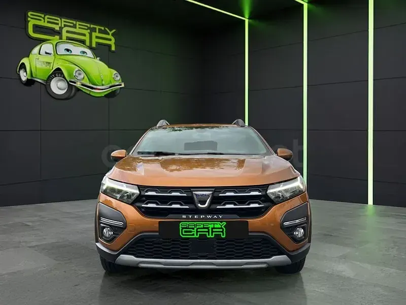 Usado Dacia Sandero Comfort 91 CV (66 kW) 2021 Naranja Berlina