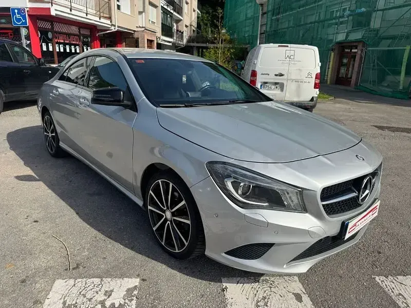Usado Mercedes CLA220 Urban 170 CV (125 kW) 2013 Gris / plata Berlina