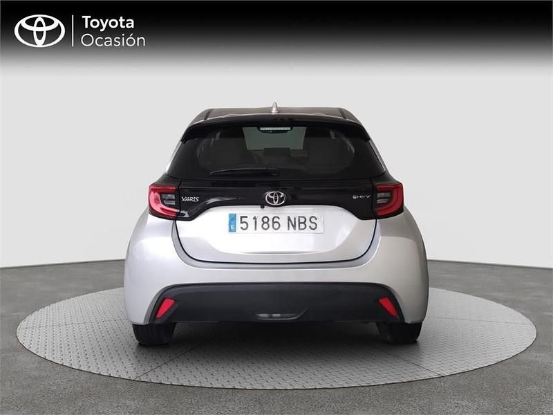 Usado Toyota Yaris Hybrid Active 116 CV (85 kW) 2025 Gris Monovolumen