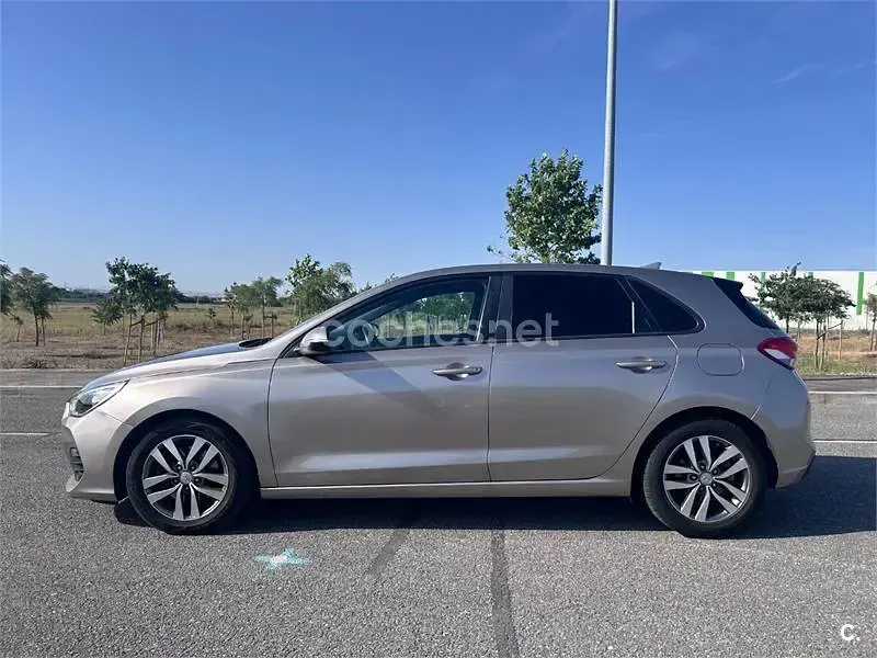 Usado Hyundai i30 120 CV (88 kW) 2019 Beige Berlina