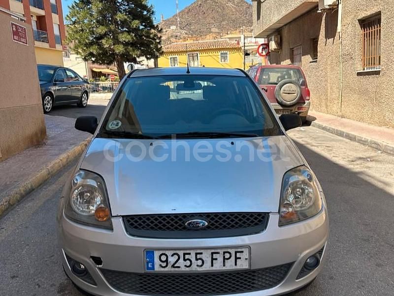 Gris / plata Usado 2007 Ford Fiesta Ambiente Utilitario | 3600 € (Precio justo) - Imagen 1/4