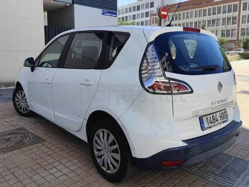 Usado Renault Scénic Dynamique 115 CV (84 kW) 2014 Blanco Monovolumen