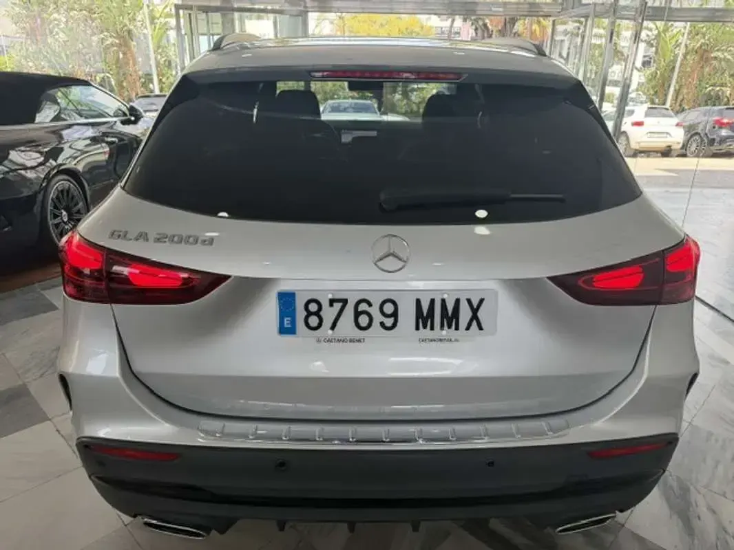 Usado Mercedes GLA200 150 CV (110 kW) 2024 Gris SUV