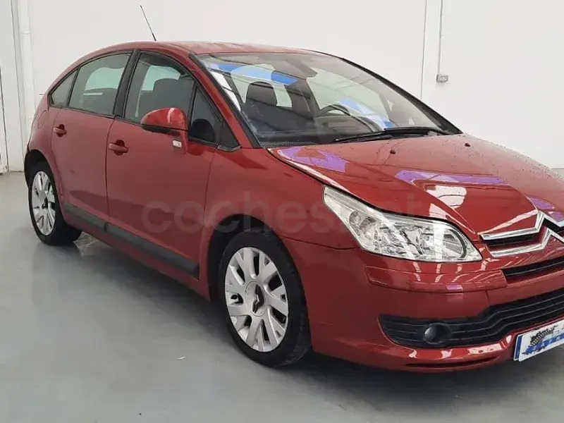Usado Citroën C4 110 CV (80 kW) 2006 Granate Berlina