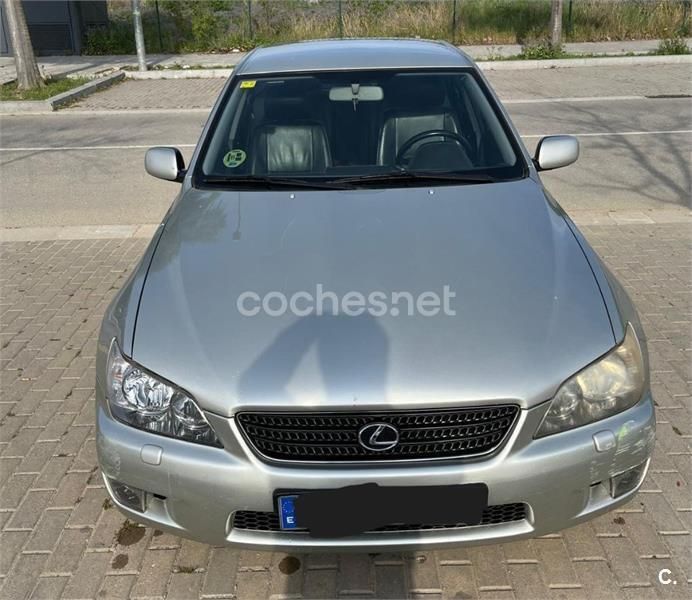 Gris / plata Usado 2004 Lexus IS200 Luxury Line Berlina | 3400 € - Imagen 1/4