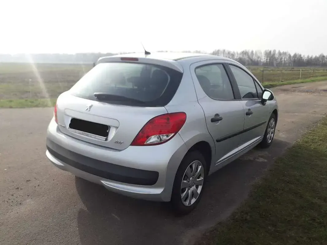 Usado Peugeot 207 75 CV (55 kW) 2007 Plateado Utilitario
