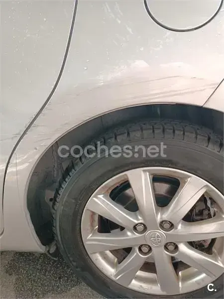 Usado Toyota Yaris Active 99 CV (72 kW) 2013 Gris / plata Utilitario