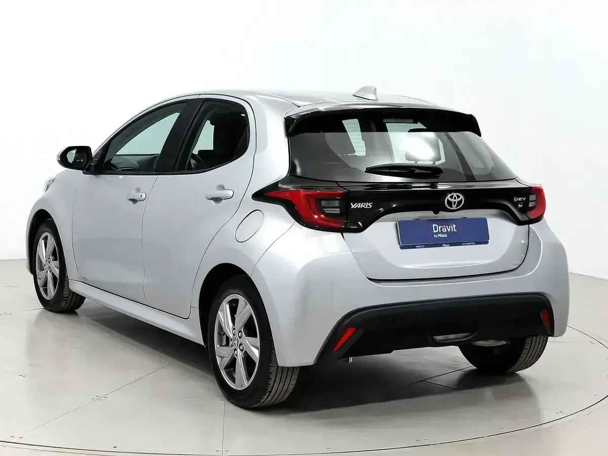 Usado Toyota Yaris Hybrid Active 116 CV (85 kW) 2024 Gris Utilitario