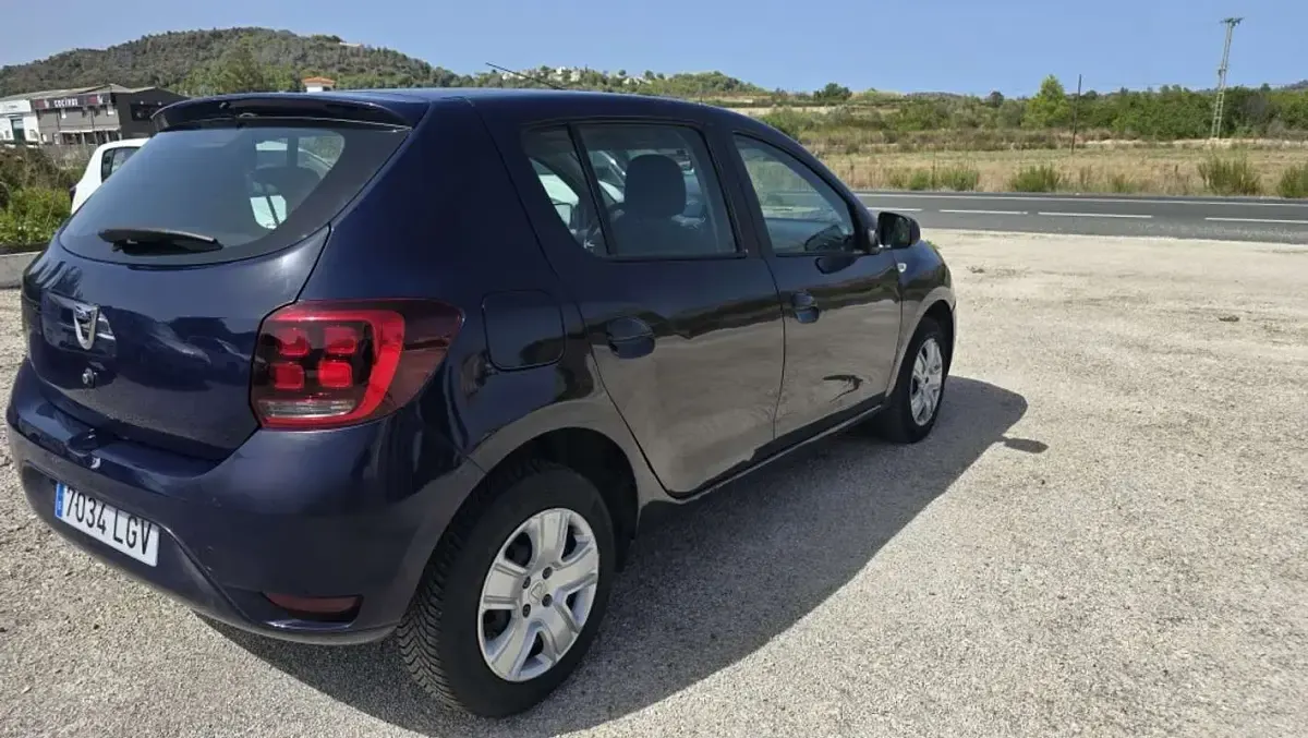 Usado Dacia Sandero Comfort 90 CV (66 kW) 2020 Azul Utilitario