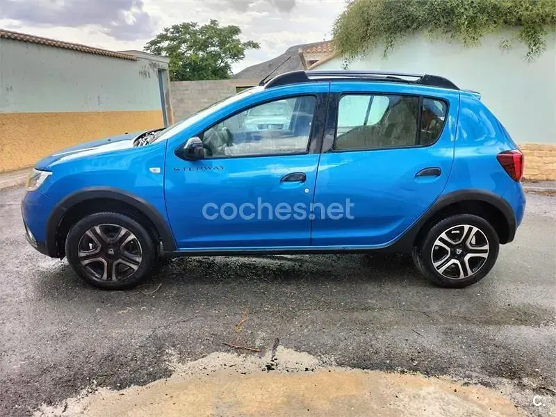 Usado Dacia Sandero Comfort 95 CV (69 kW) 2020 Azul Berlina