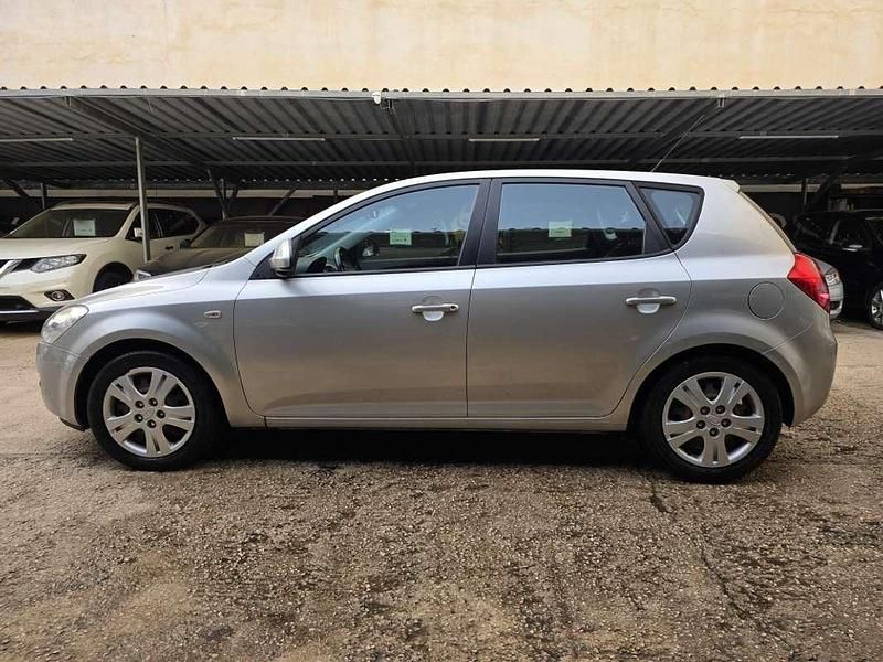 Usado Kia Ceed 90 CV (66 kW) 2007 Plateado Utilitario