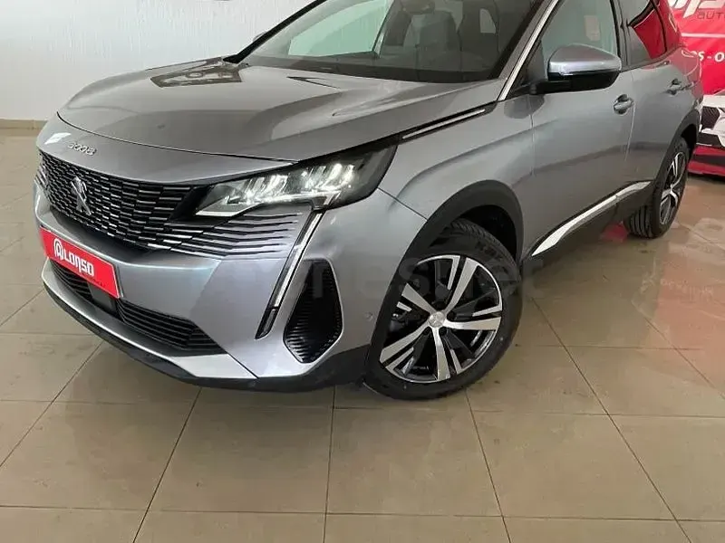 Usado Peugeot 3008 Allure 130 CV (95 kW) 2021 Gris / plata SUV