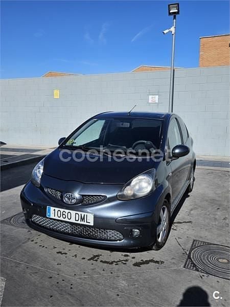 Usado Toyota Aygo Sport 68 CV (50 kW) 2005 Gris / plata Utilitario