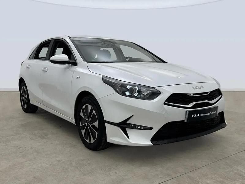 Begagnad Kia Ceed 101 HK (74 kW) 2024 Vit Halvkombi