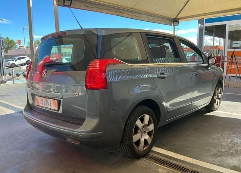 Plateado Usado 2011 Peugeot 5008 Monovolumen | 5900 € (Precio justo) - Imagen 1/4
