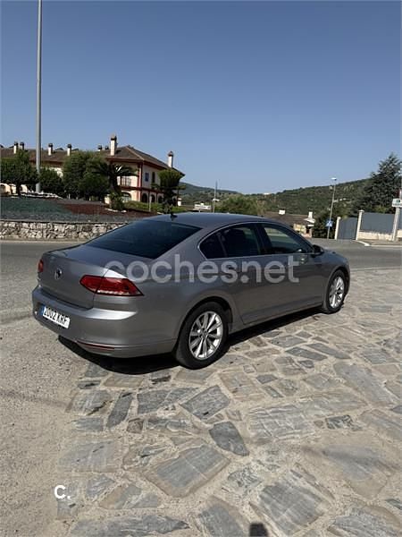 Usado VW Passat Advance 120 CV (88 kW) 2018 Gris / plata Berlina