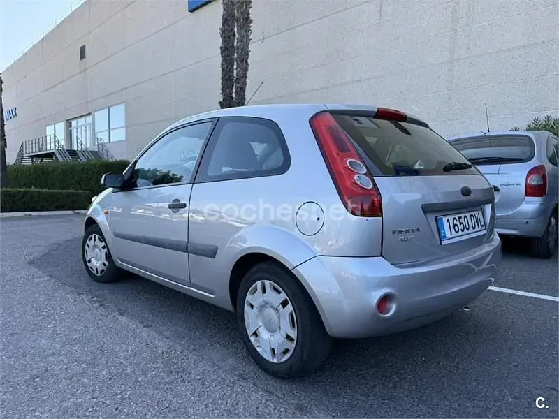 Usado Ford Fiesta 68 CV (50 kW) 2005 Gris / plata Utilitario