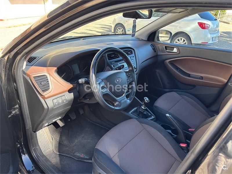 Usado Hyundai i20 75 CV (55 kW) 2019 Negro Utilitario