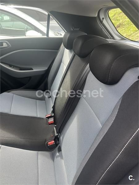 Usado Hyundai i20 84 CV (61 kW) 2018 Gris / plata Berlina