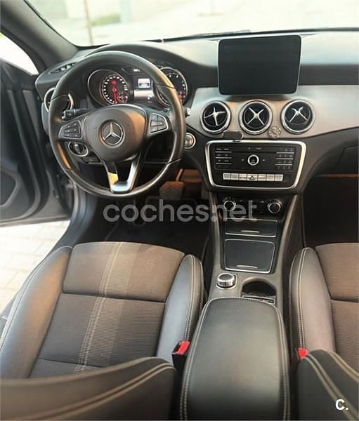 Usado Mercedes CLA180 136 CV (100 kW) 2019 Gris / plata Berlina