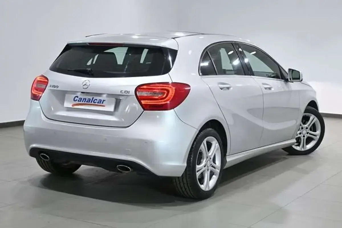 Usado Mercedes A180 116 CV (85 kW) 2014 Plateado Utilitario