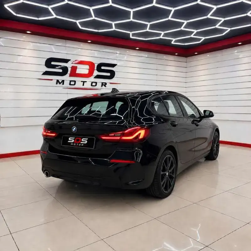 Usado BMW 118 140 CV (102 kW) 2019 Negro Utilitario