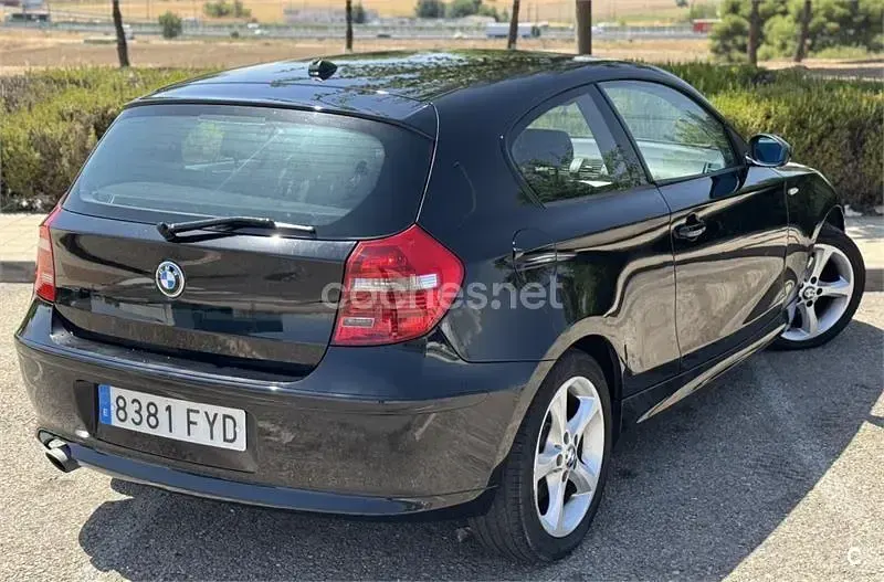 Usado BMW 120 177 CV (130 kW) 2007 Negro Utilitario
