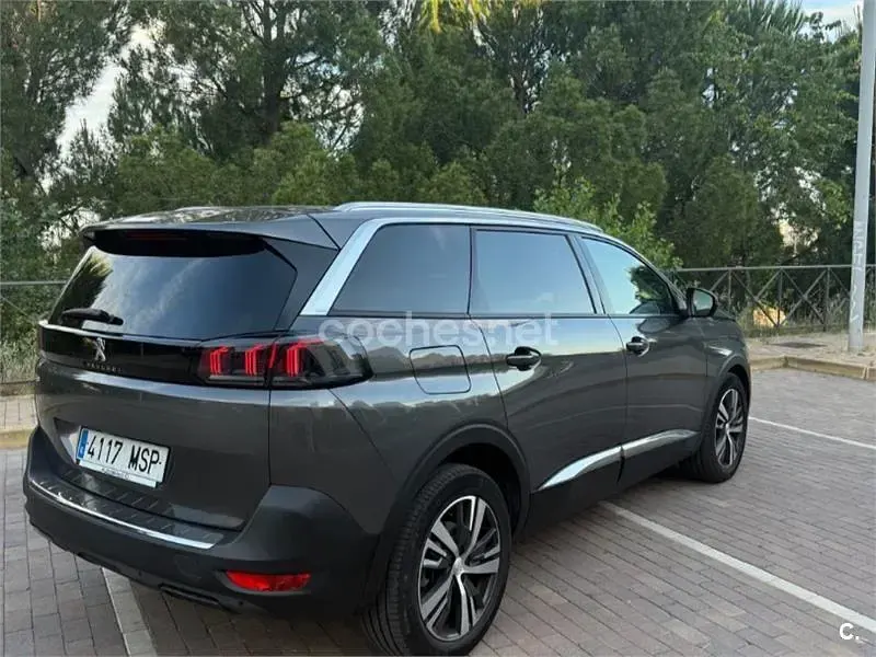 Usado Peugeot 5008 Allure 130 CV (95 kW) 2024 Gris / plata SUV