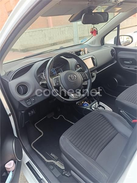 Blanco Usado 2017 Toyota Yaris Hybrid Advance Berlina | 14.350 € (Precio justo) - Imagen 1/4
