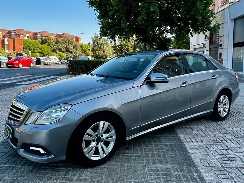 Usado Mercedes E220 Avantgarde 170 CV (125 kW) 2009 Gris / plata Berlina