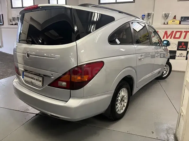 Usado SsangYong Rodius 165 CV (121 kW) 2011 Gris / plata Monovolumen