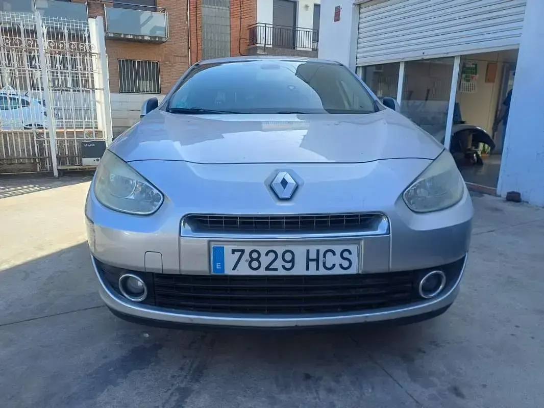Usado Renault Fluence Dynamique 110 CV (80 kW) 2011 Plateado Berlina