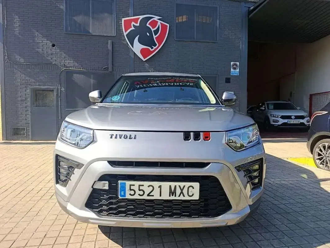 Usado SsangYong Tivoli 135 CV (99 kW) 2024 Gris / plata SUV