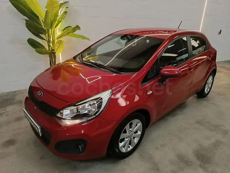 Usado Kia Rio 109 CV (80 kW) 2014 Granate Berlina