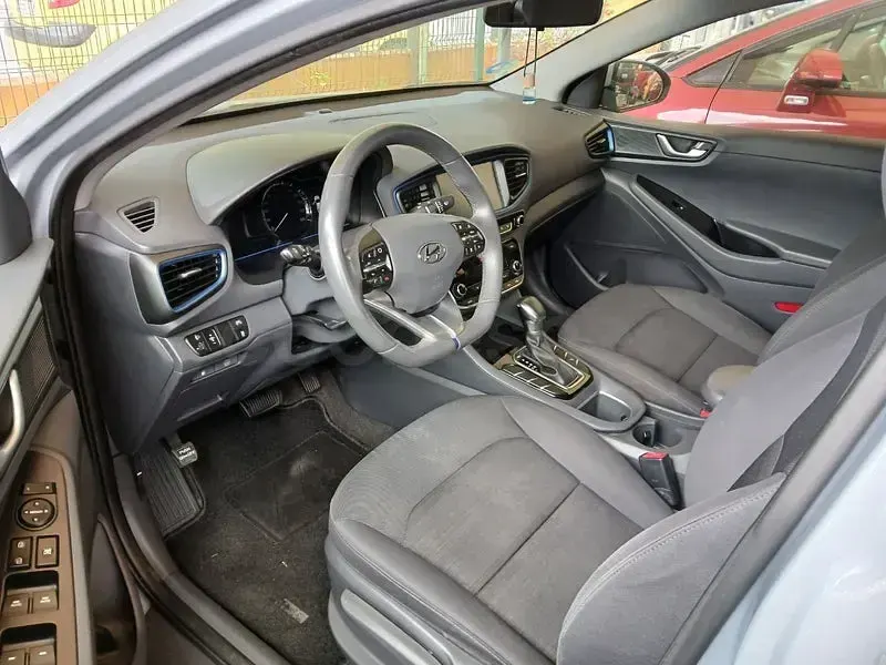 Usado Hyundai Ioniq 141 CV (103 kW) 2018 Azul Utilitario
