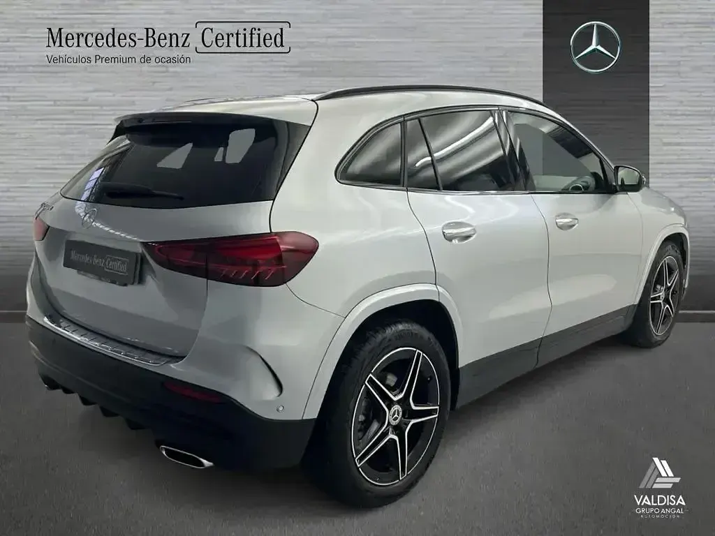 Usado Mercedes GLA200 AMG line 150 CV (110 kW) 2025 Gris / plateado SUV