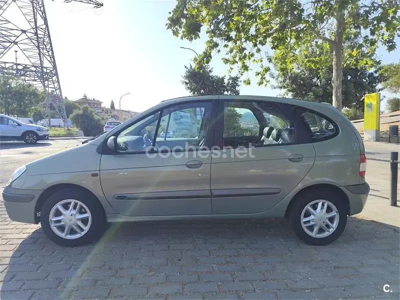 Usado Renault Scénic 110 CV (80 kW) 2003 Beige Monovolumen