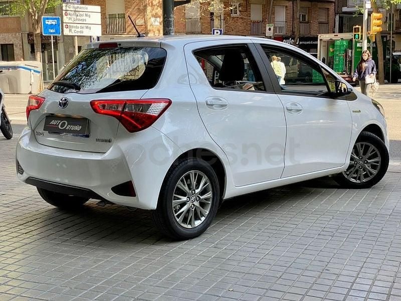Usado Toyota Yaris Hybrid Active 100 CV (73 kW) 2019 Blanco Berlina
