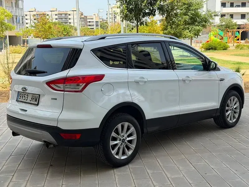 Usado Ford Kuga Trend 150 CV (110 kW) 2015 Blanco SUV