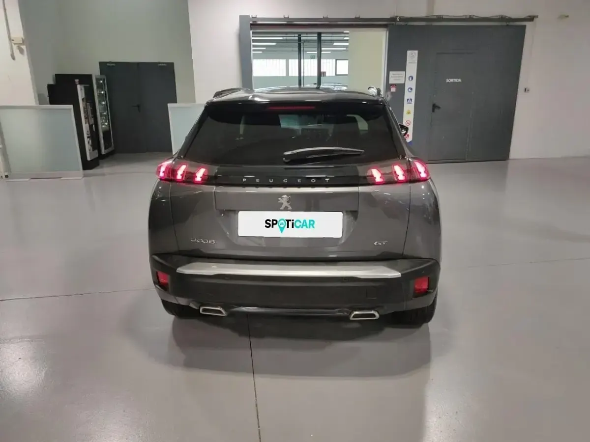 Usado Peugeot 2008 GT 131 CV (96 kW) 2022 Gris SUV