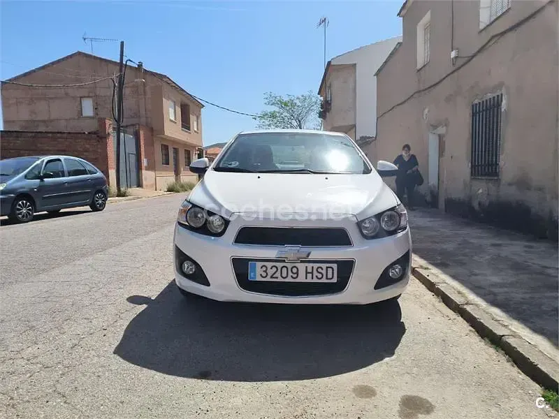 Usado Chevrolet Aveo LT 75 CV (55 kW) 2013 Blanco Berlina