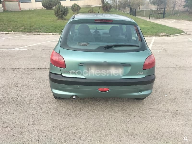 Usado Peugeot 206 75 CV (55 kW) 1998 Verde Berlina