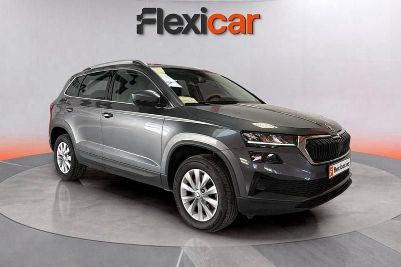 Gris Usado 2023 Skoda Karoq Ambition SUV | 19.990 € (Buen precio) - Imagen 1/4