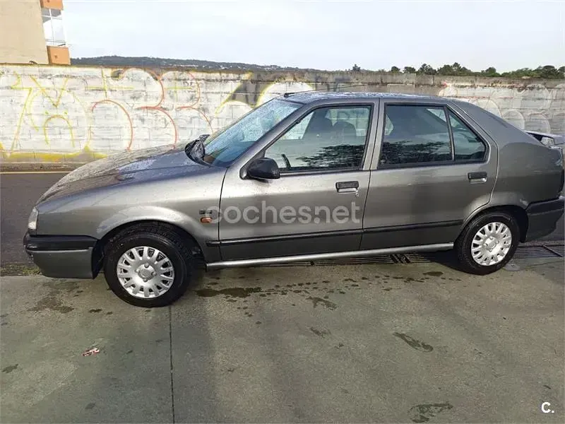Usado Renault R9 93 CV (68 kW) 1994 Gris / plata Berlina