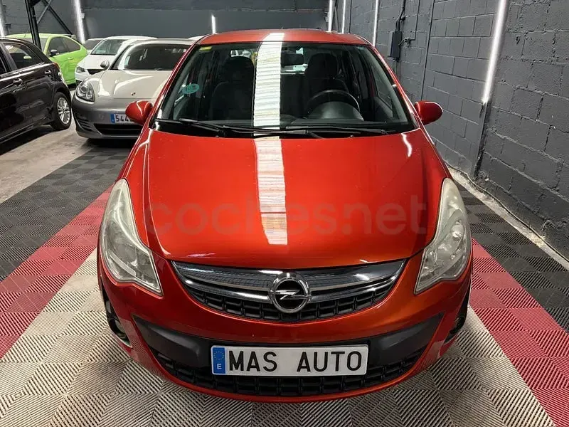 Usado Opel Corsa Essentia 85 CV (62 kW) 2011 Naranja Utilitario
