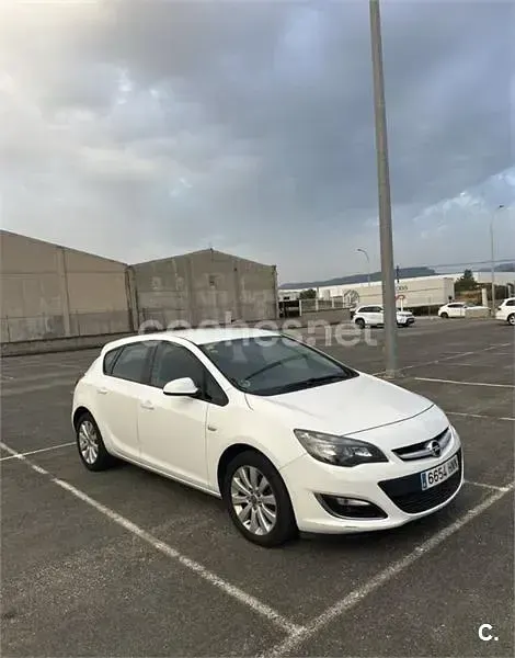 Usado Opel Astra Selective 110 CV (80 kW) 2013 Blanco Berlina