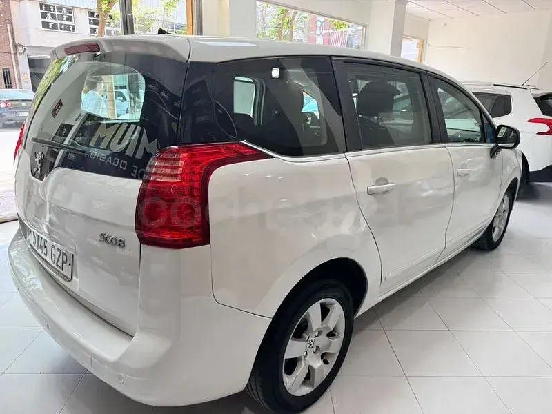 Usado Peugeot 5008 110 CV (80 kW) 2010 Blanco Monovolumen