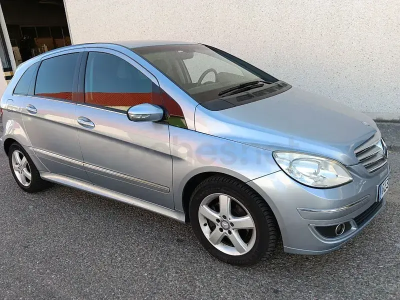 Usado Mercedes B180 109 CV (80 kW) 2008 Gris / plata Monovolumen