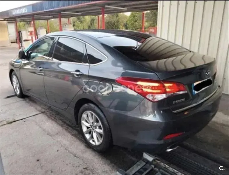 Usado Hyundai i40 115 CV (84 kW) 2016 Gris / plata Berlina