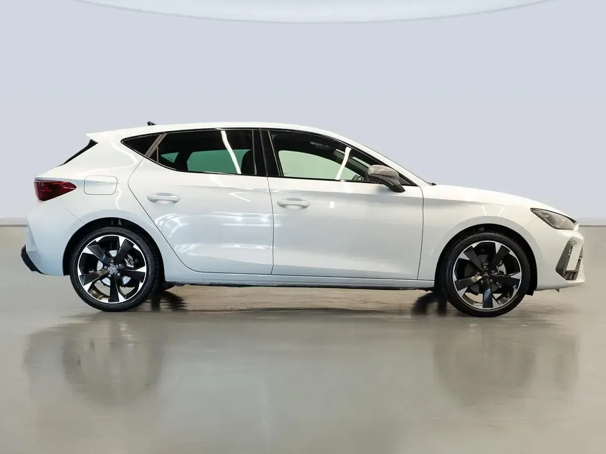 Usado Cupra Leon 150 CV (110 kW) 2025 Blanco Berlina